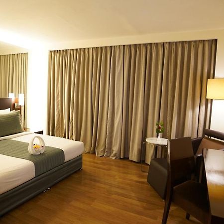 St Laurn Koregaon Park Pune Dış mekan fotoğraf