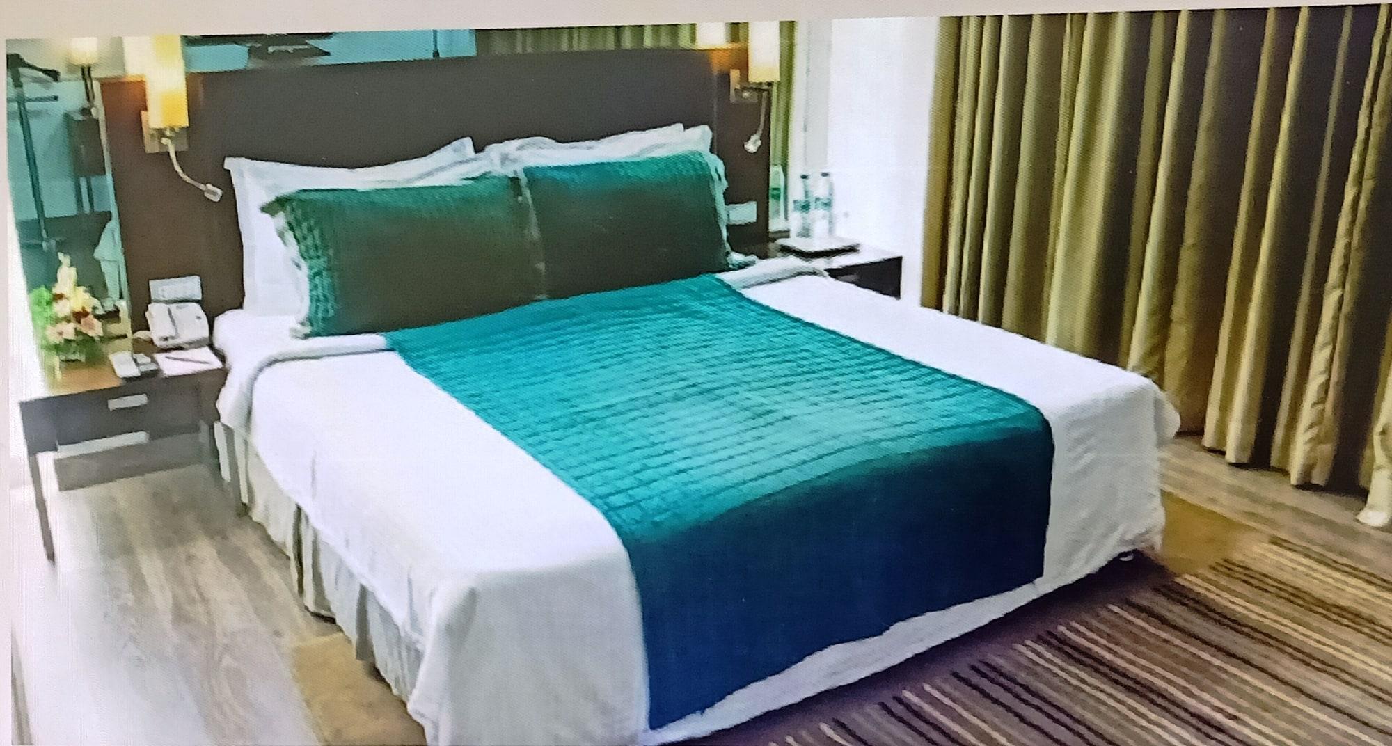 St Laurn Koregaon Park Pune Dış mekan fotoğraf