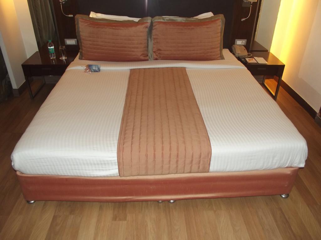 St Laurn Koregaon Park Pune Dış mekan fotoğraf