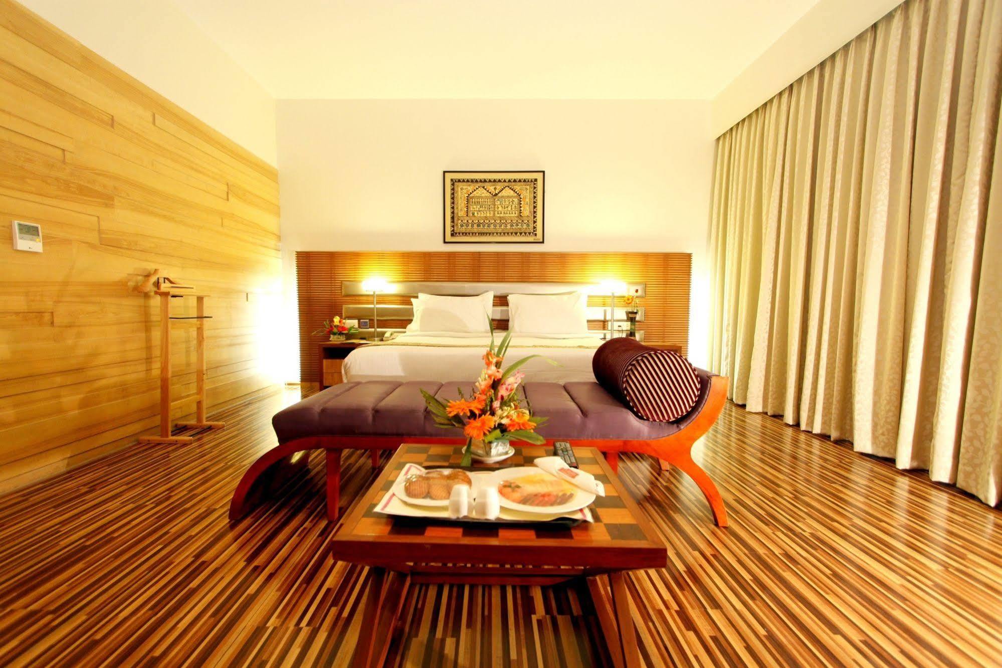 St Laurn Koregaon Park Pune Dış mekan fotoğraf