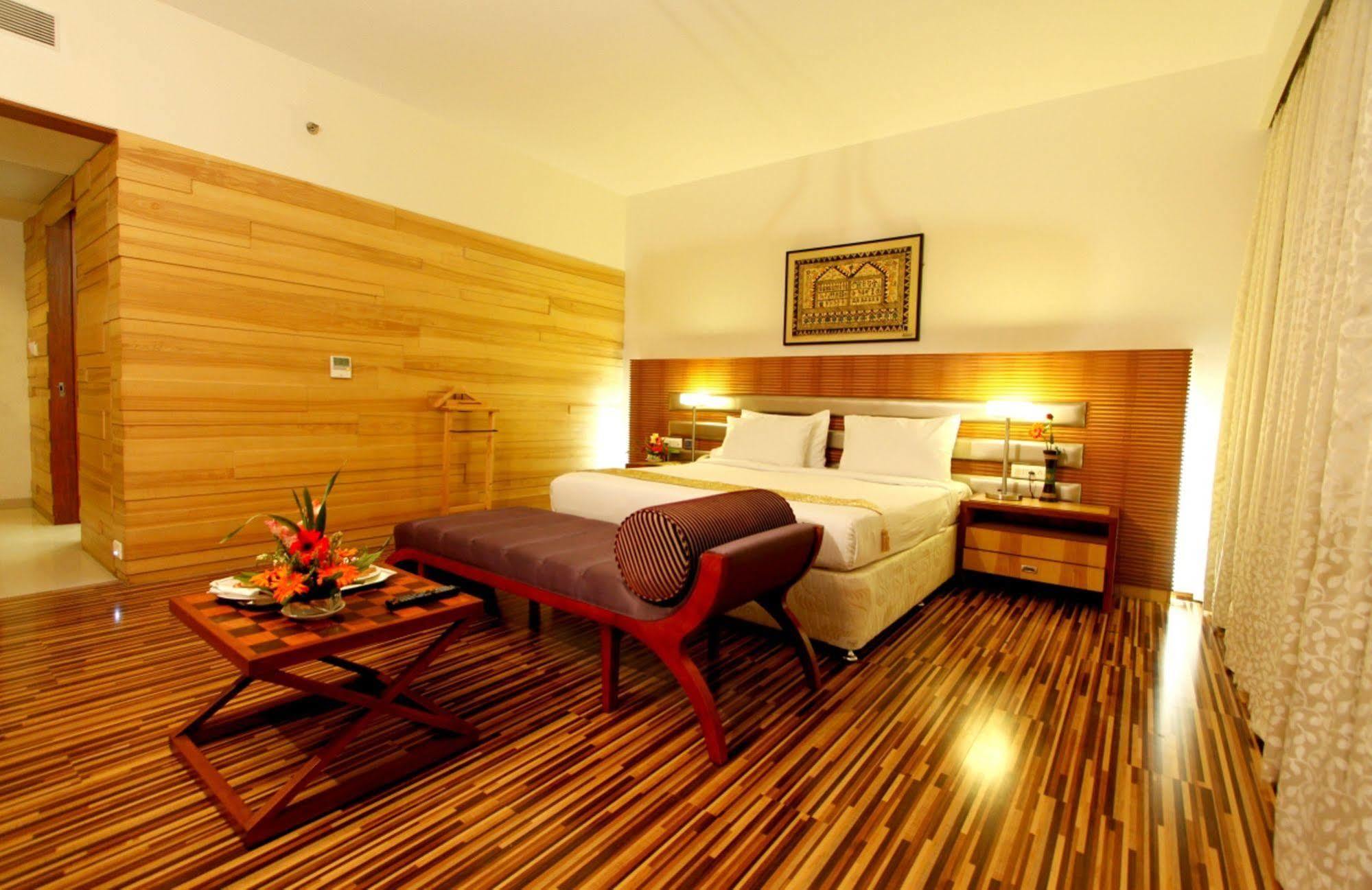 St Laurn Koregaon Park Pune Dış mekan fotoğraf