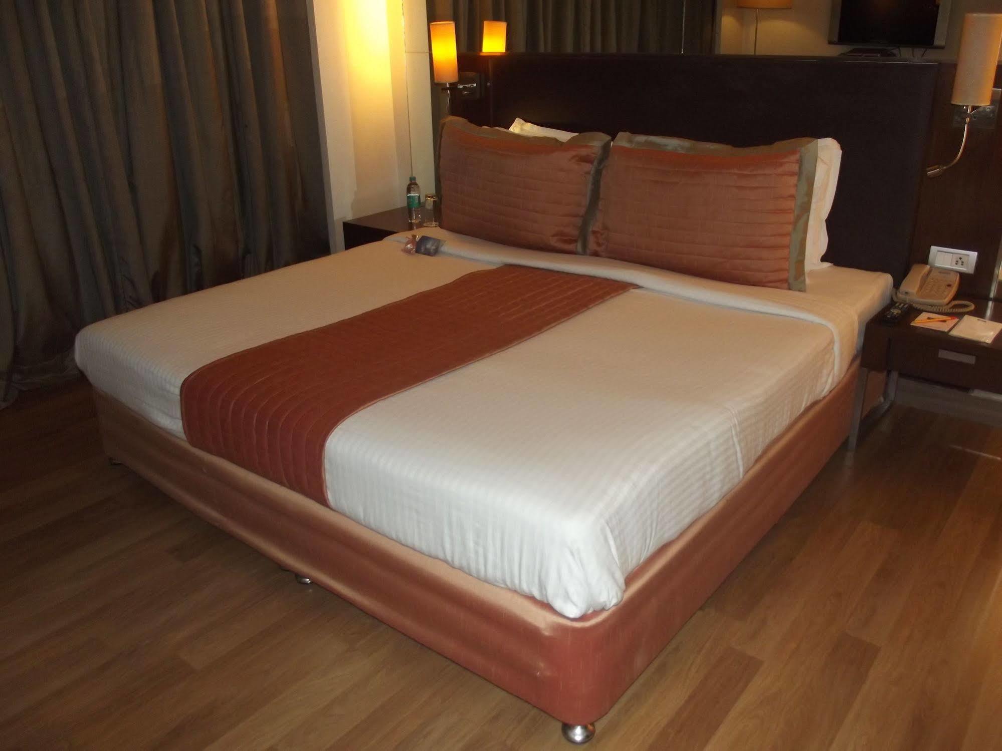 St Laurn Koregaon Park Pune Dış mekan fotoğraf
